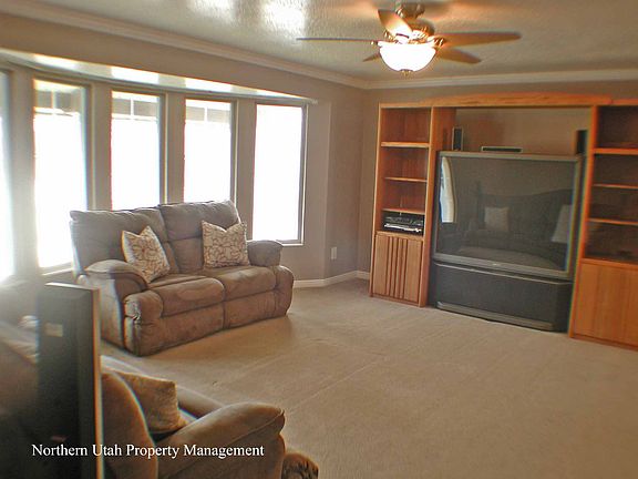 2 Living Room_03292016