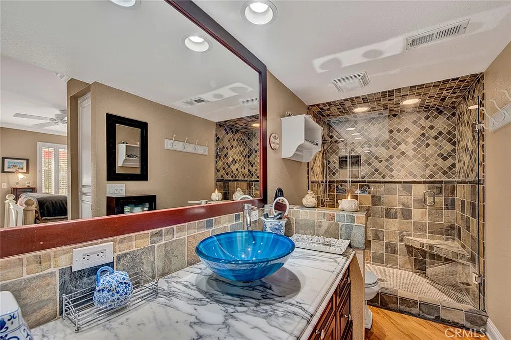 2 bed, 1024 sqft, $3,400 — Photo 3