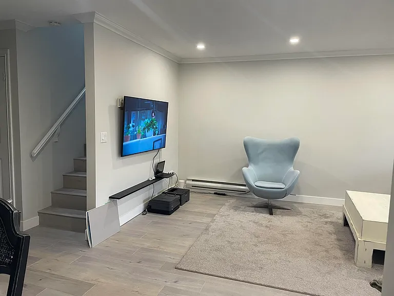 225 W 16th St #13 — Photo 3