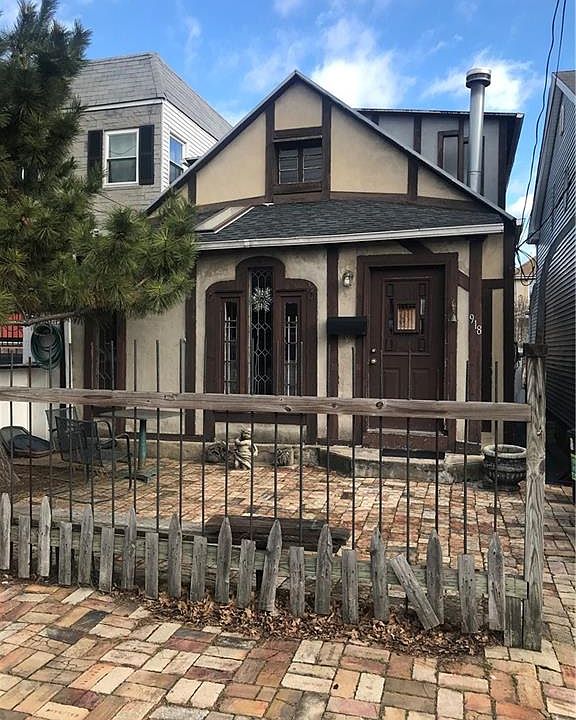 1st image of 918 Clarence Ave