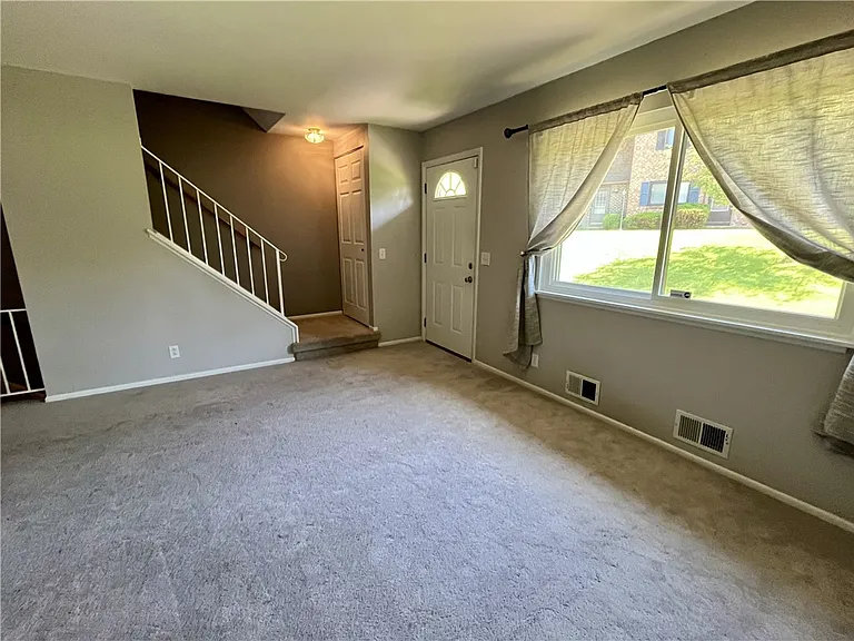 168 Surrey Hill Way — Photo 7