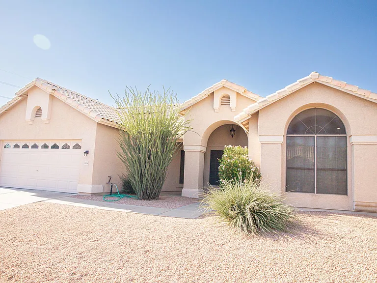 3226 E Rosemonte Dr — Photo 2