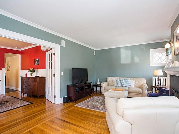 5th image of 377 Lloyd Ave #1