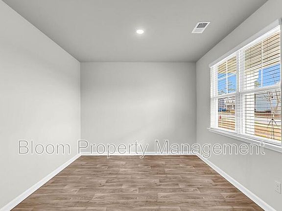 5th image of 205 Maple Hill Dr