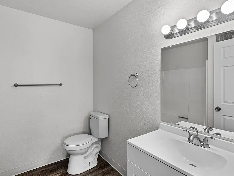 Creekside Apartments — Photo 12