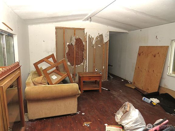 2nd image of 804 S Rain Street NE