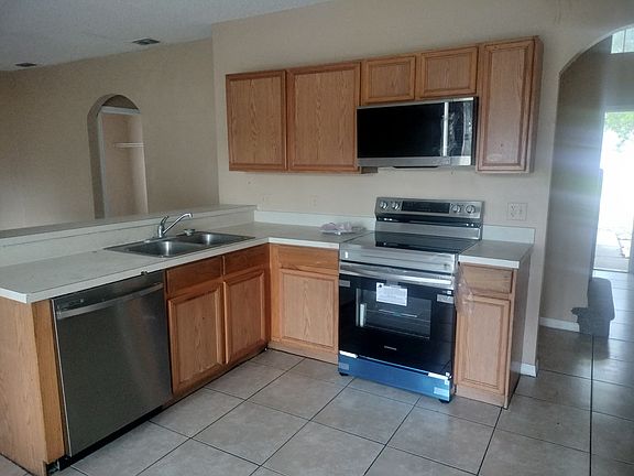 3rd image of 301 Colonade Ct