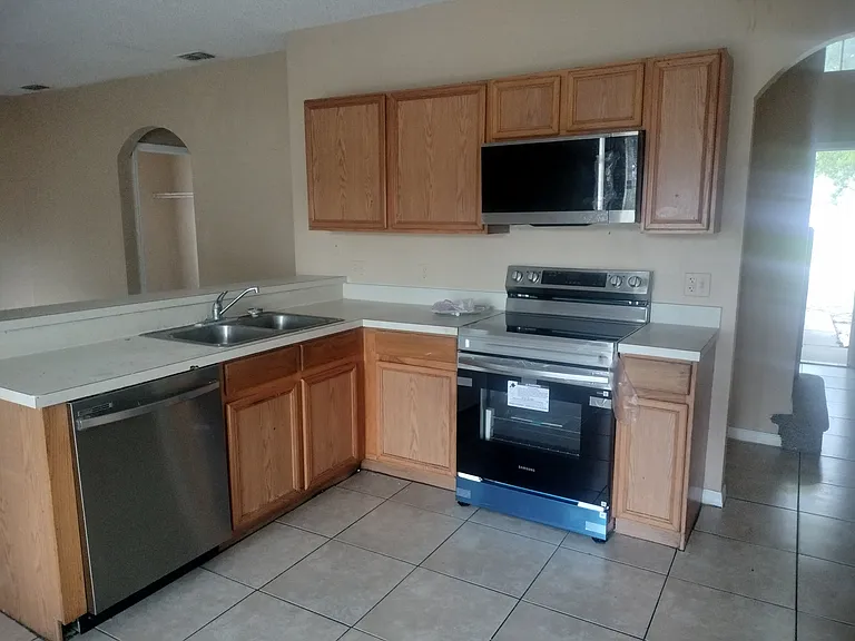 301 Colonade Ct — Photo 3