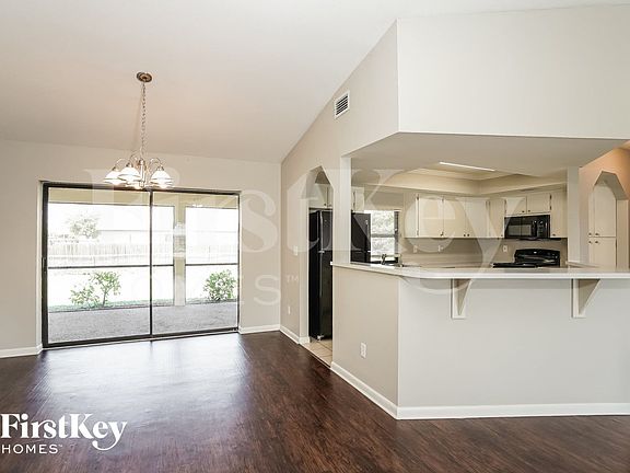 4th image of 221 SW 43rd Ter