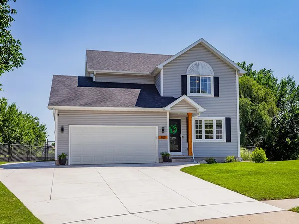 909 NE Parkside Ct, Grimes, IA 50111