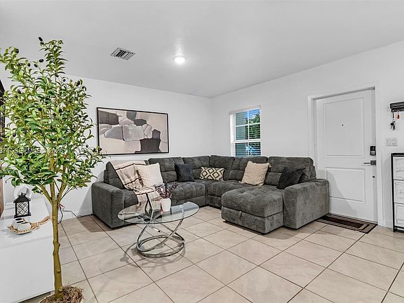 4th image of 533 NE 5th Pl