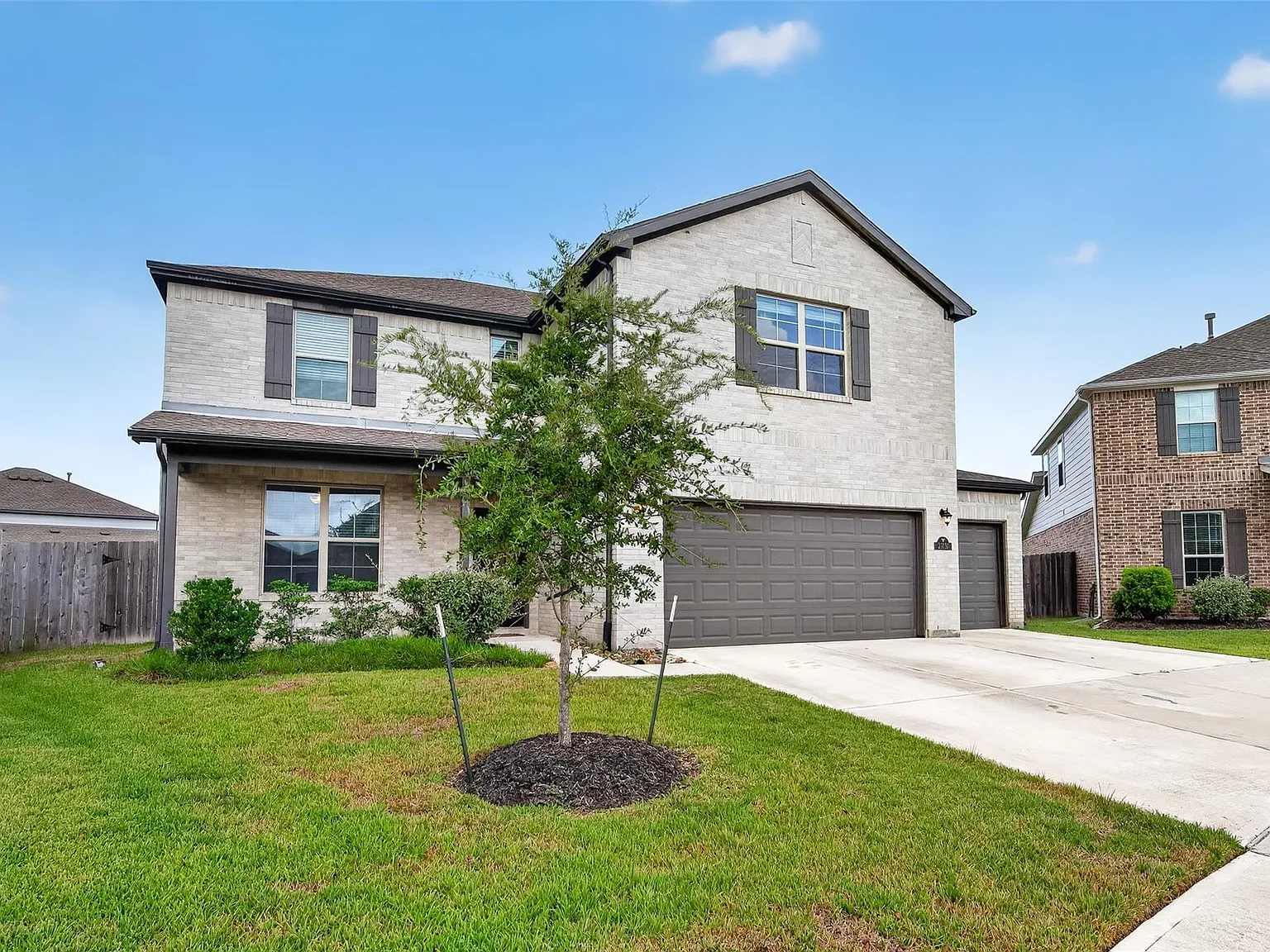 5 bed, 3.5 bath, 3075 sqft, $3,000 — Photo 2