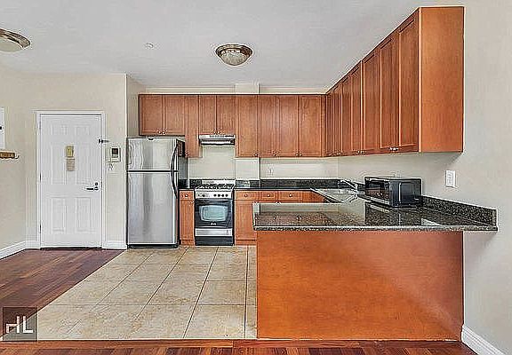 3rd image of 1030 Jackson Ave #6D