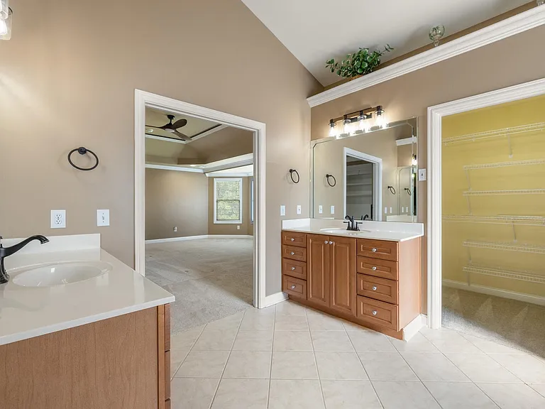 2128 Roswell Dr — Photo 14