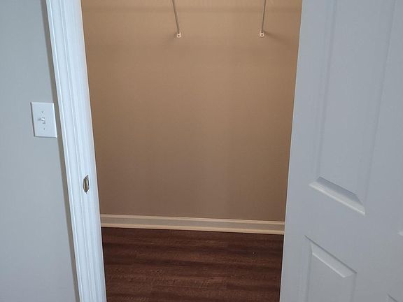 2nd image of 1930 Charleston Oak Cir