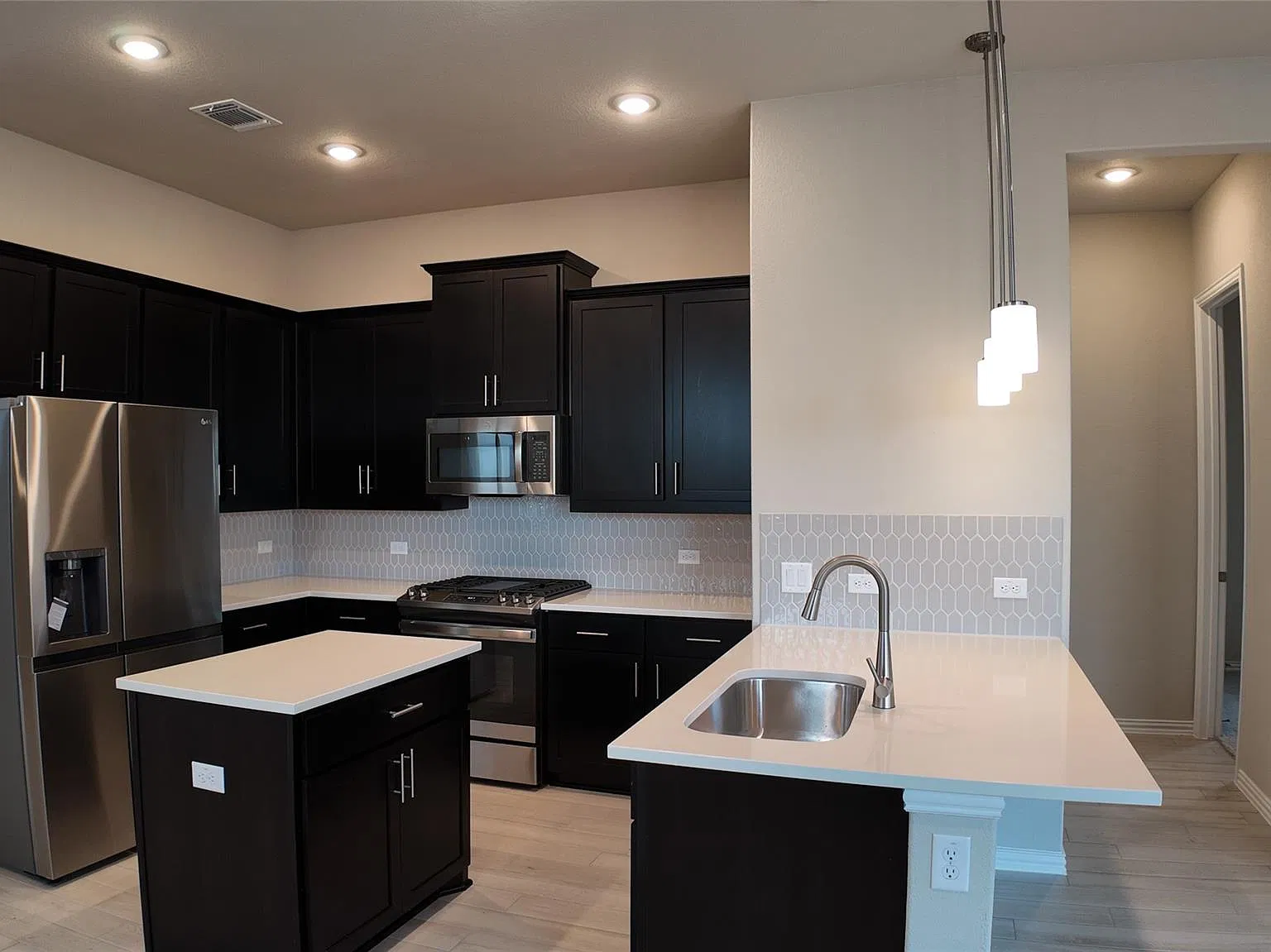 3 bed, 2.0 bath, 1594 sqft, $2,495 — Photo 3