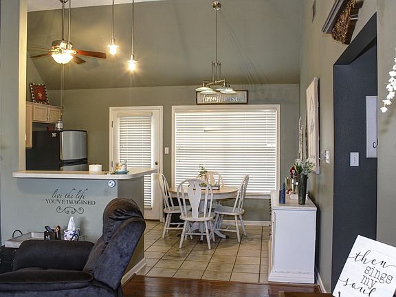 5th image of 402 Country Squire Ln
