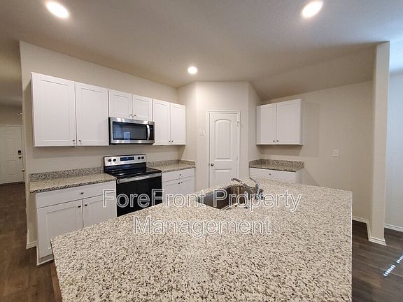 2nd image of 829 Bahia Pl