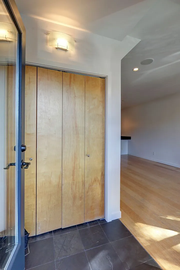 Beautifully Designed 2 Bedroom/3 Bath Columbia City Townhome with a Roof Top Deck! — Photo 2