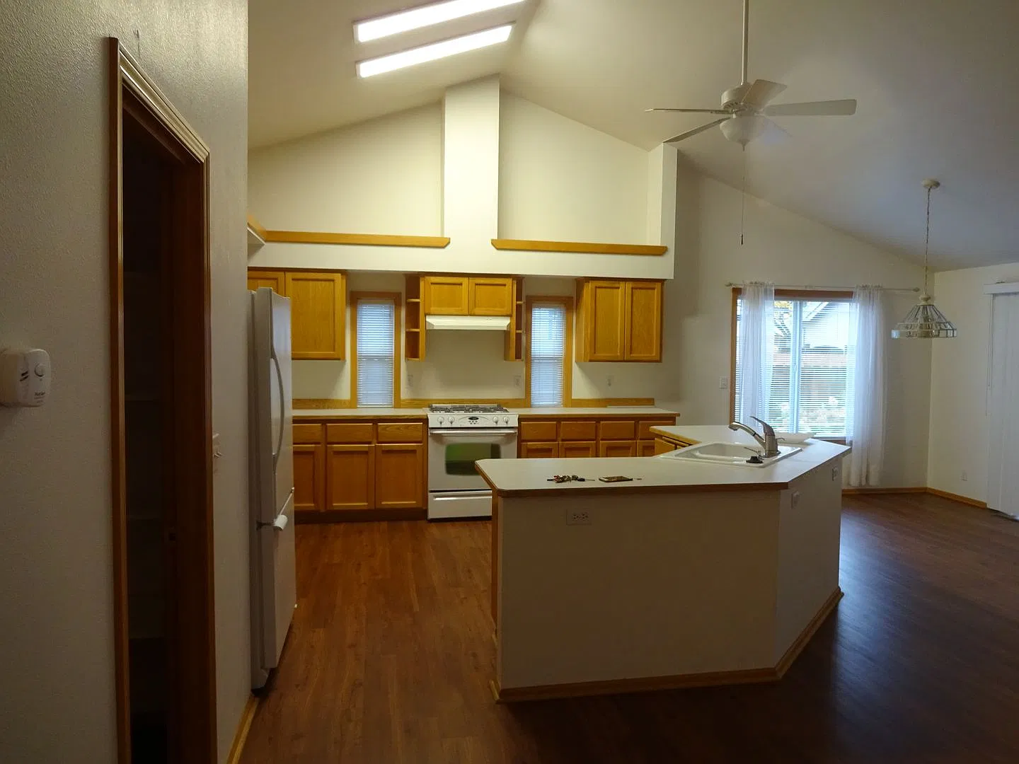 3 Bed, 2 Bath Home with 2-Car Garage & Covered Deck Santa Clara, Eugene — Photo 4