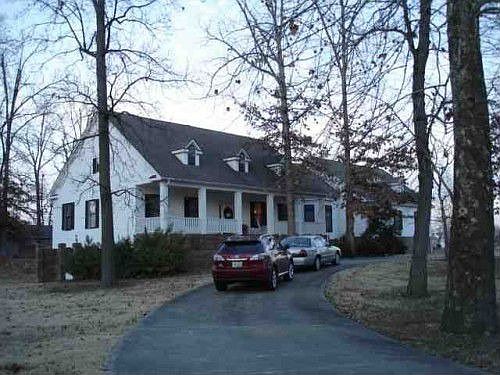 1st image of 435 Oakwood Cir