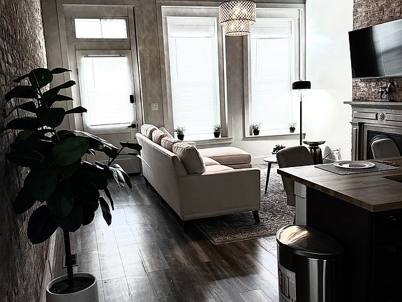 4th image of 1065 Mary St