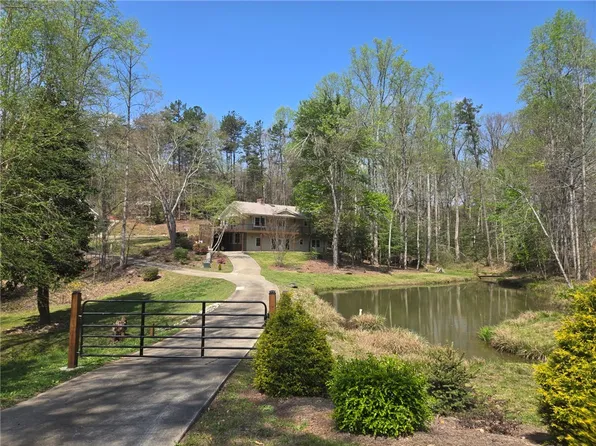 130 Green Briar Cir, Salem, SC 29676