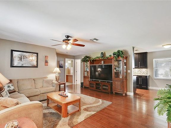 4th image of 2228 Lauren Cir