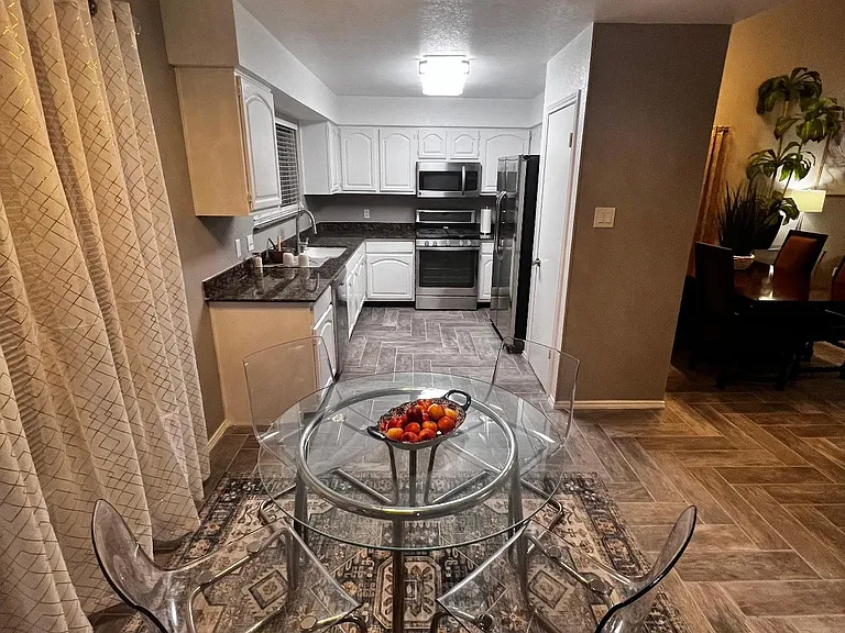 719 Shade Tree Dr — Photo 2