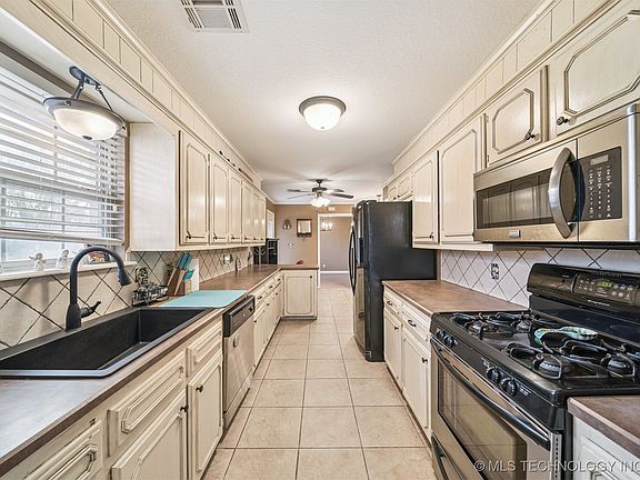 5th image of 9221 N 165th East Ave