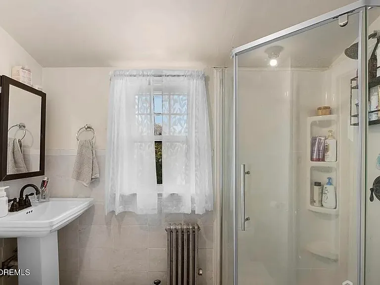 585 Bamford Ave — Photo 6