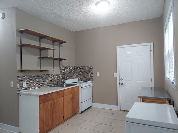 2nd image of 282 Aurora Ave #1