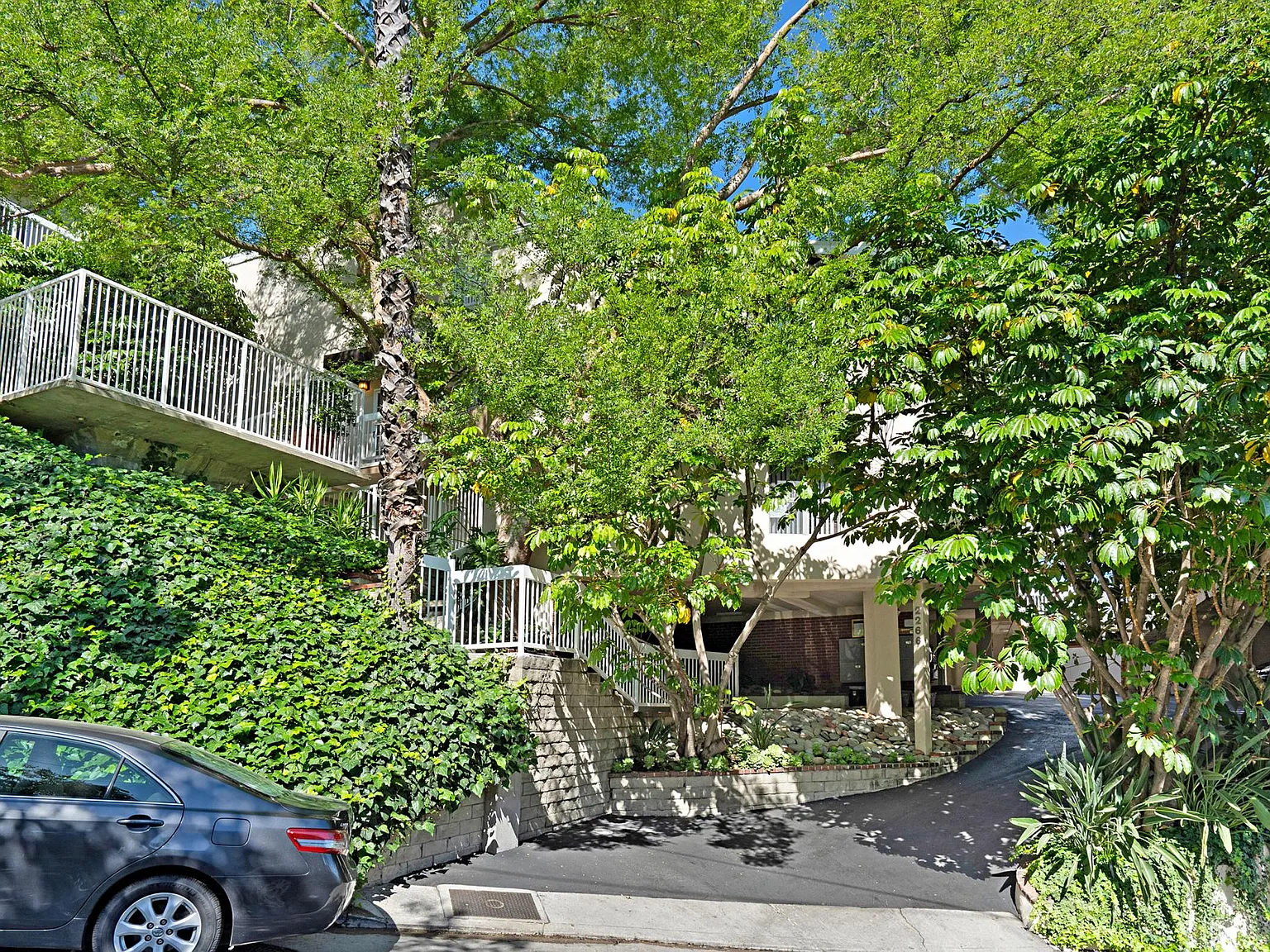 2 bed, 700 sqft, $2,495 — Photo 2