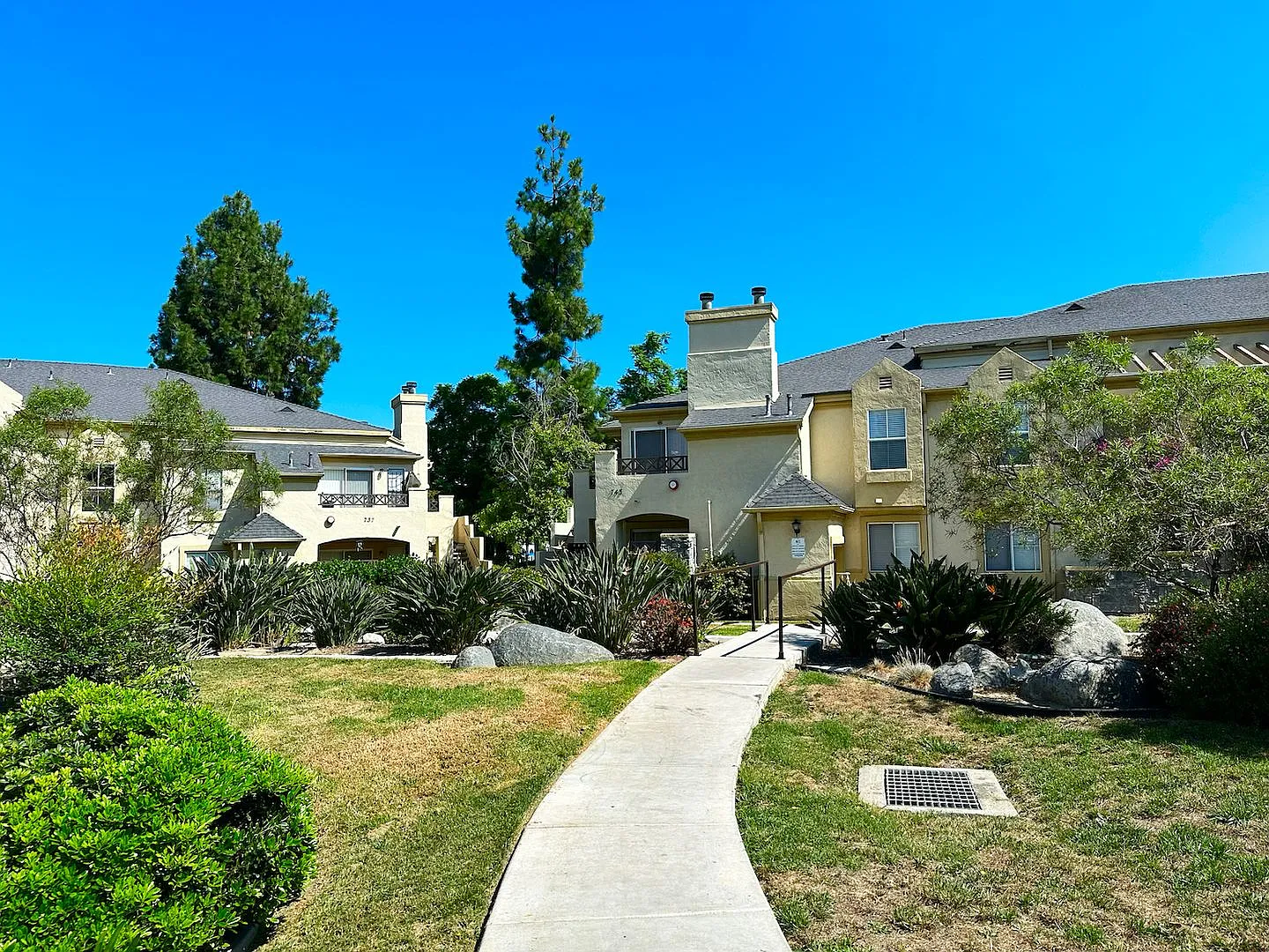Lovely Spacious Eastlake Condo — Photo 2