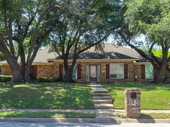 1700 Wimbleton Dr, Bedford, TX 76021