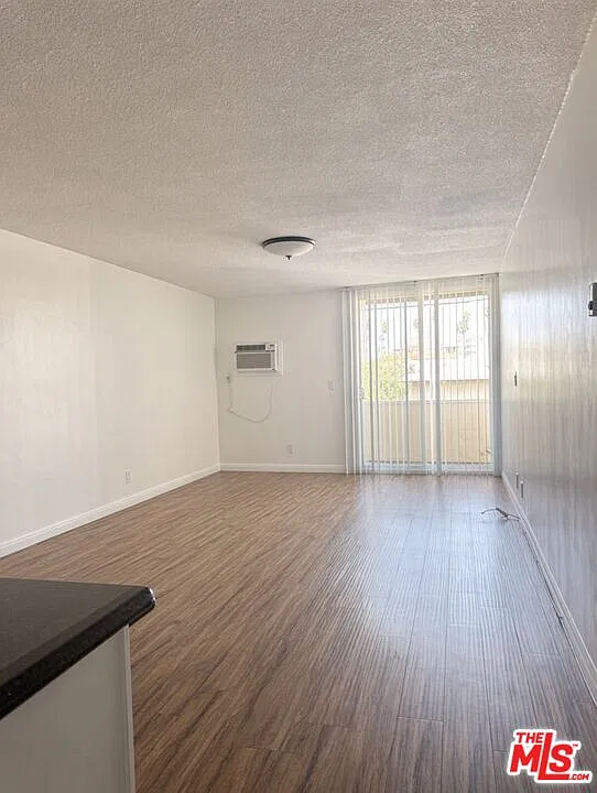 1 bed, 1.0 bath, 696 sqft, $1,880 — Photo 3