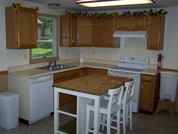 2nd image of 604 Allison Ln