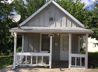 1046 W Maple Ave, Independence, MO 64050