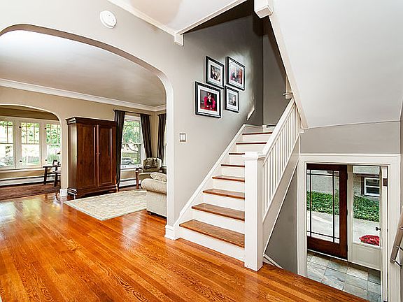 3rd image of 823 Columbian Ave