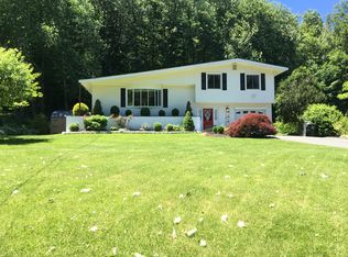 16 Hawthorne Cove Rd, Danbury, CT 06811