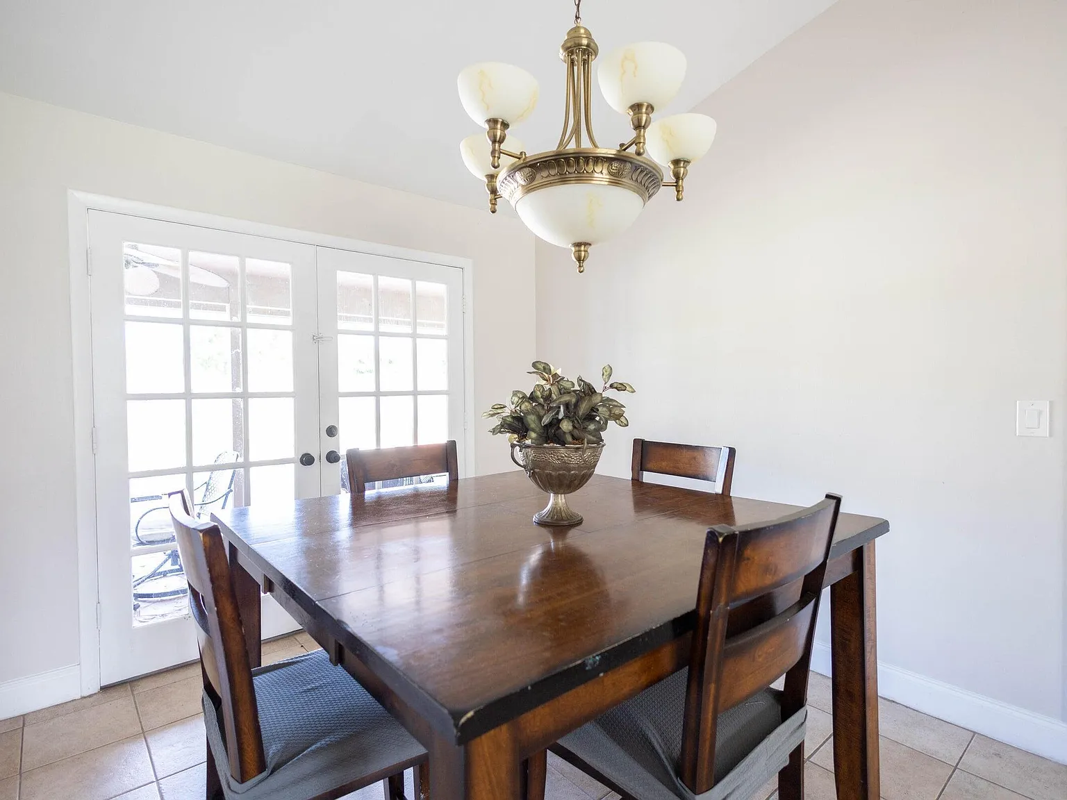 3 bed, 2.0 bath, 1745 sqft, $7,500 — Photo 4