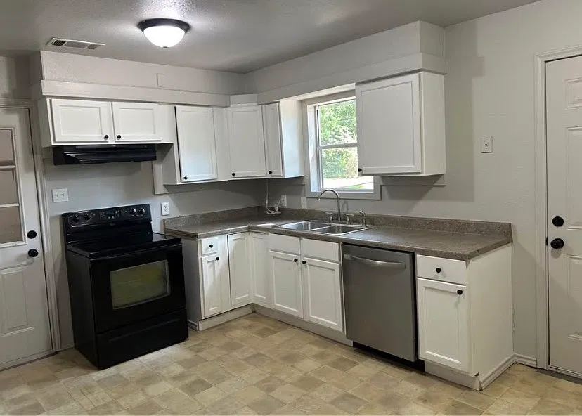 3 bed, 984 sqft, $1,000 — Photo 2