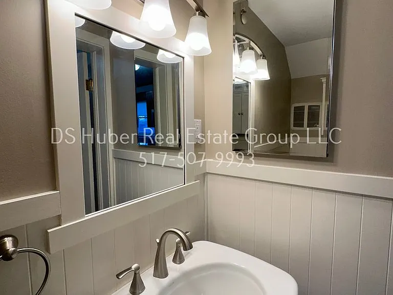 1027 Climax St — Photo 9