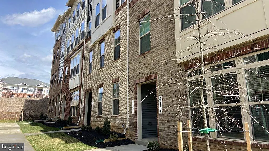 3 bed, 2.5 bath, 1722 sqft, $3,500 — Photo 1