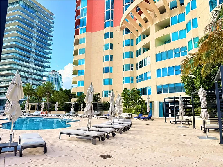 300 S Pointe Dr #2806 — Photo 24