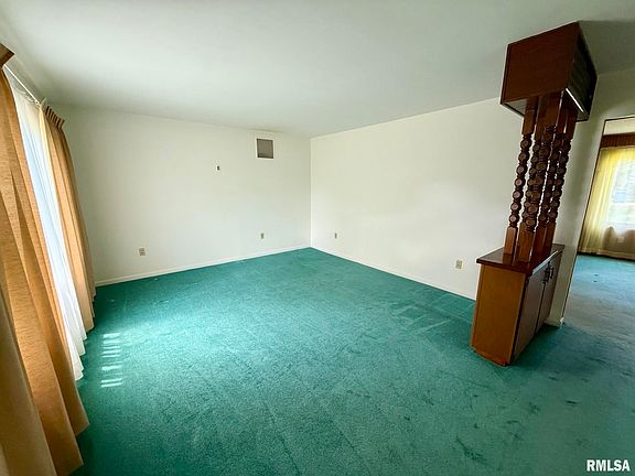 3rd image of 628 W Van Buren St