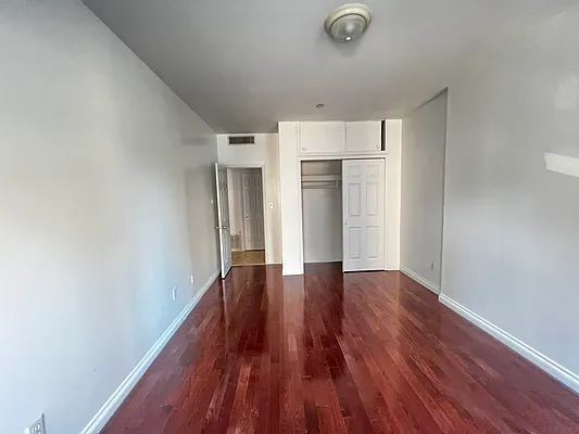 Rented by Salon Realty Corp | media 4