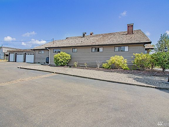 3rd image of 121 Bayview Ln