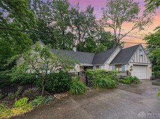 40 W Schantz Ave, Oakwood, OH 45409