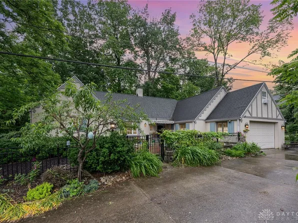 40 W Schantz Ave, Oakwood, OH 45409